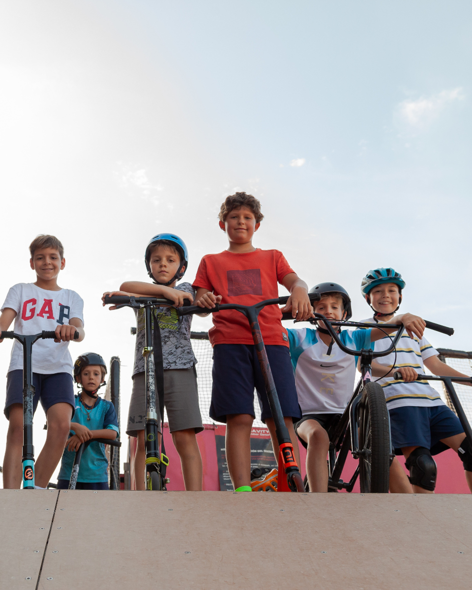Grupo de alumnos scooter